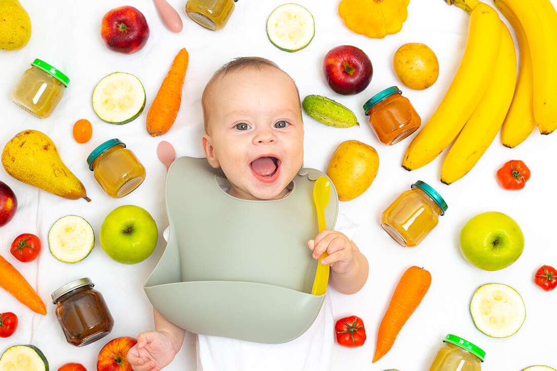 Младенец с едой фото